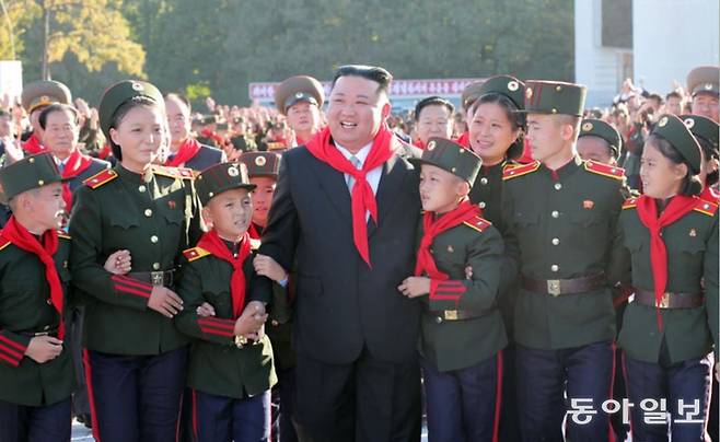 2022년 10월 만경대혁명학원을 찾은 김정은이 원아들과 함께 있는 모습. 북한 체제의 핵심 엘리트를 키워내는 만경대혁명학원은 북한 체제를 위해 공을 세우고 사망한 사람의 자녀만 입학하며, 김정은이 수시로 찾아가는 학교이기도 하다. 동아일보 DB