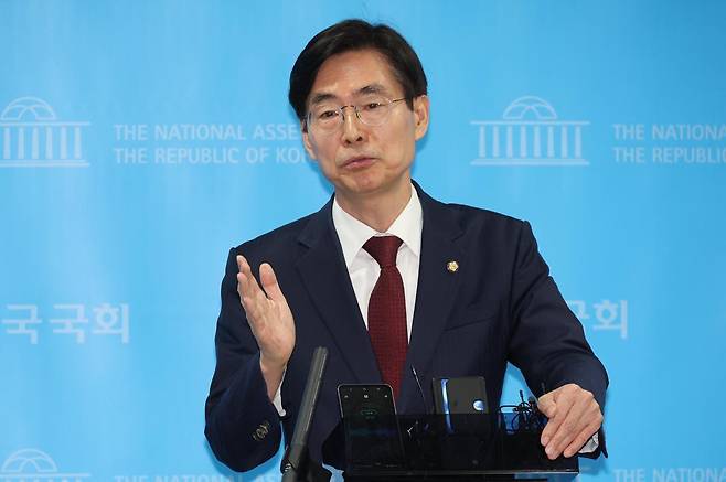 조경태 국민의힘 의원이 10일 오후 서울 여의도 국회 소통관에서 ‘국민의힘 대선후보 불법교체 즉각 철회 촉구’ 기자회견을 마치고 취재진의 질문에 답변하고 있다. 뉴시스