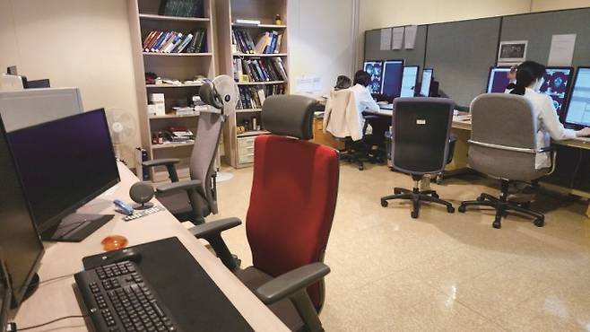 인하대병원 영상의학과 판독실 내 어느 사직 교수의 책상. 인터뷰에 응한 이로운 교수는 "의정 갈등이 심해진 2024년 중순 해당 교수가 격무에 지쳐 (병원을) 그만뒀다"며 "빠진 자리가 지금껏 쭉 비어 있는 상태"라고 설명했다. 과학동아 제공