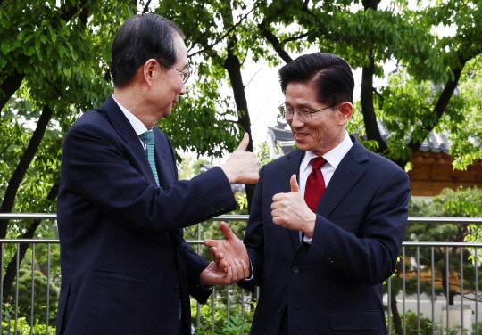 김문수(오른쪽), 한덕수 대통령선거 후보가 지난 8일 서울 국회 사랑재에 위치한 커피숍에서 만나 대화하고 있다. [공동취재]