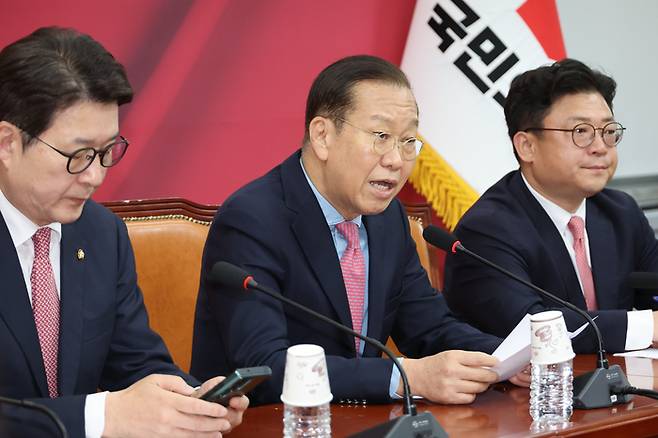 국민의힘 권영세 비상대책위원장이 10일 서울 여의도 국회에서 사상 초유의 대선 후보 교체에 대한 입장을 밝히기 위해 기자회견 장소로 이동하고 있다. 오른쪽부터 강명구 비서실장, 권 비대위원장, 신동욱 수석대변인.