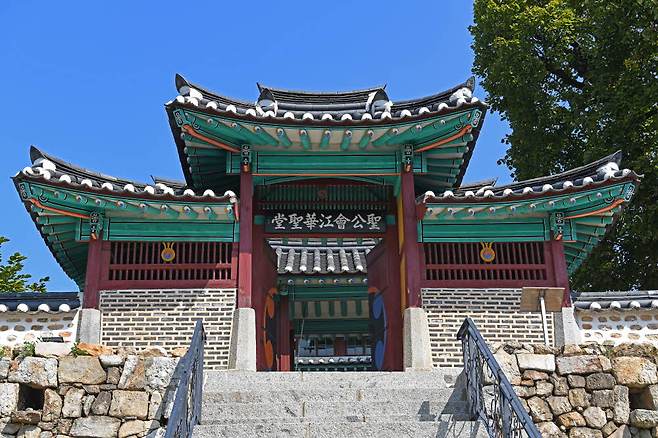 한옥과 서양 건축구조가 만나 탄생한 성당