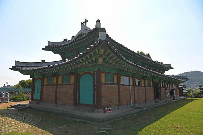 한옥과 서양 건축구조가 만나 탄생한 성당