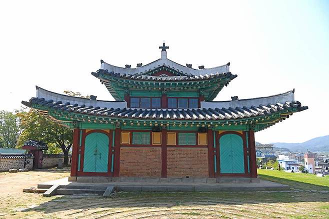 한옥과 서양 건축구조가 만나 탄생한 성당