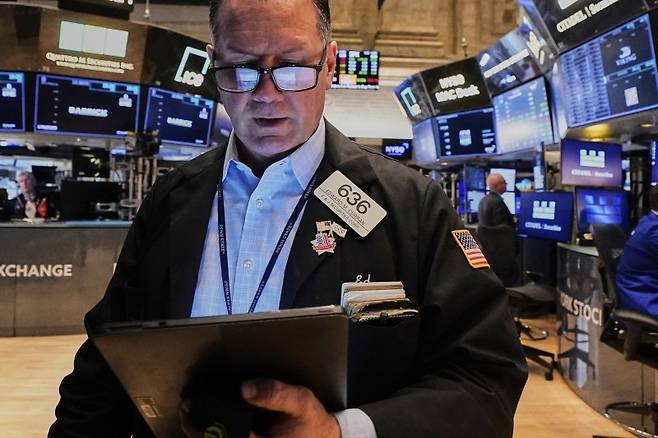 뉴욕 증시가 9일(현지시간) 미국과 중국 간 무역협상을 기다리며 관망세 속에 혼조세로 마감했다. 이날 엔비디아는 중국 시장 경쟁력 약화 우려 속에 하락한 반면 테슬라는 5% 가까이 급등하며 300달러 문턱까지 갔다. AP 연합