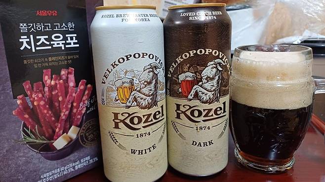 코젤 화이트, 코젤 다크 맥주. 사진=이환주 기자