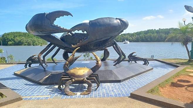 끄라비 시내에 있는 블랙 크랩 동상. 사진=이환주 기자