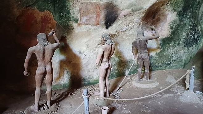 카납 남 동굴 안에 조성된 원시인 동상.