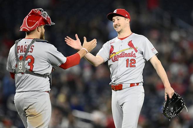 미국 메이저리그(MLB) 세인트루이스 카디널스의 선발 투수 에릭 페디(오른쪽)가 10일(한국 시간) 미국 워싱턴 DC 내셔널스파크에서 열린 워싱턴 내셔널스와의 2025 MLB 경기에 선발 등판해 완봉승을 거둔 후 포수 페드로 파헤스(왼쪽)와 자축하고 있다. 뉴시스