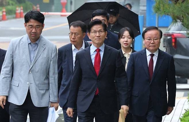 국민의힘으로부터 대통령선거 후보 자격이 취소된 김문수 후보가 10일 오후 서울 양천구 남부지방법원에서 열린 후보 선출취소 효력정지 가처분 심문기일에 출석하고 있다. 2025.5.10/뉴스1 ⓒ News1 장수영 기자 /사진=뉴스1