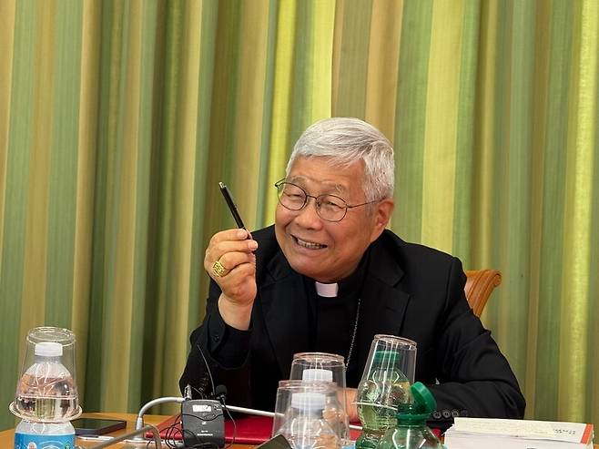 9일(현지시각) 바티칸 성직자부 청사에서 한국 취재진과 만난 유흥식 추기경이 콘클라베 기간 교황 투표 때 직접 쓴 펜을 들어 보이며 웃고 있다. 만 80살 미만의 133명 추기경으로 구성된 선거인단은 투표용지 위에 자필로 원하는 후보자의 이름을 적어 낸다. 사진 장예지 특파원 penj@hani.co.kr