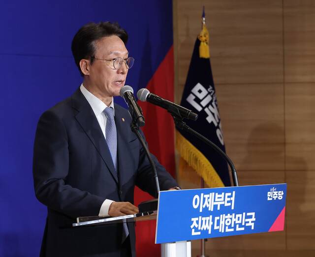 더불어민주당 이재명 대선 후보 선거대책위원회 상임 공동 선대위원장을 맡은 김민석 수석 최고위원이 지난달 30일 서울 여의도 국회 의원회관에서 열린 중앙선거대책위원회 출범식에서 발언하고 있다. 연합뉴스