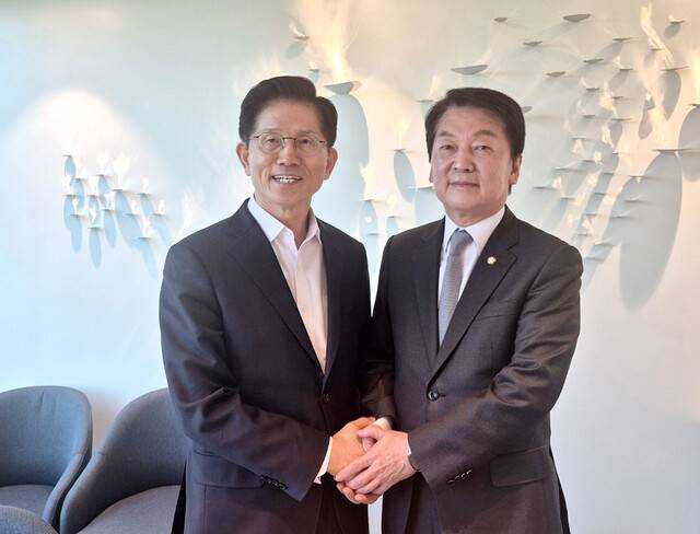 김문수 국민의힘 대통령 후보가 7일 서울 여의도 모처에서 안철수 의원을 만나 기념촬영하고 있다. 안철수 의원실 제공