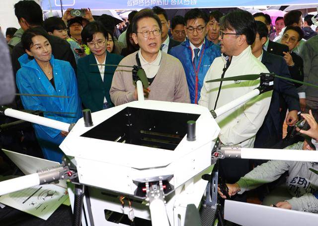 이재명 더불어민주당 대선 후보가 9일 제63회 경북도민체육대회가 열린 경북 김천실내체육관 인근에 설치된 김천시청 부스를 찾아 드론 관련 설명을 듣고 있다. 김천=연합뉴스