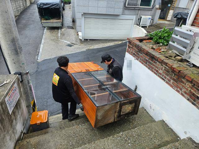 송나단 청년일꾼 대표가 지난달 26일 서울 은평구 불광동 한 빌라에서 폐기물을 수거하고 있다. 송 대표 제공