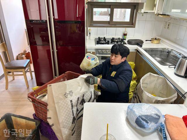 송나단 청년일꾼 대표가 한 작업 현장에서 폐기물을 수거하고 있다. 송 대표 제공