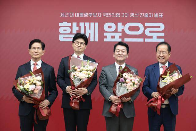 김문수, 한동훈, 안철수, 홍준표 국민의힘 대선 경선 후보가 지난달 29일 오후 서울 여의도 중앙당사에서 열린 제21대 대통령후보자 선출을 위한 3차 경선 진출자 발표에서 결과 발표 후 꽃다발을 들고 기념촬영을 하고 있다. 뉴시스