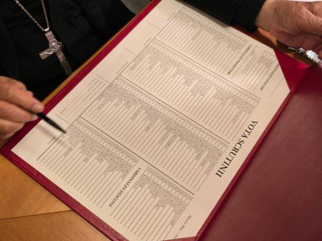 유흥식 추기경은 콘클라베 당시 투표권이 있는 추기경 133명의 이름이 적힌 종이가 추기경들에게 배포됐다면서 이를 기자들에게 공개했다. 바티칸=신은별 특파원