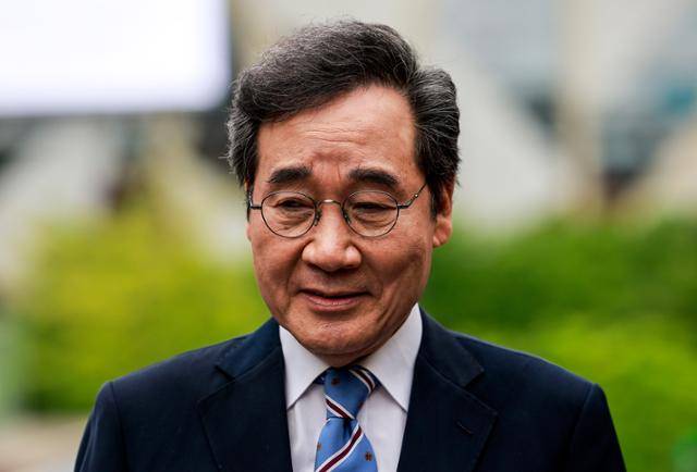 이낙연 새미래민주당 상임고문이 6일 서울 중구 달개비 컨퍼런스하우스에서 한덕수 무소속 대통령 선거 예비 후보 오찬회동 마친 뒤 취재진에게 입장을 밝히고 있다. 뉴시스