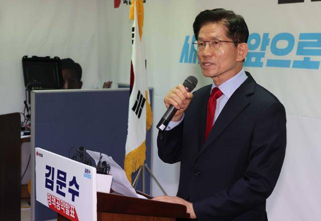 김문수 국민의힘 전 대선 후보가 10일 서울 여의도 캠프 사무실에서 긴급기자회견을 열고 당 지도부가 대선 후보 재선출 절차를 밟는 것에 대한 입장 발표를 하고 있다. 뉴시스