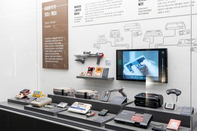 넷마블게임박물관에 전시된 1980∼90년대 가정용 게임기 모습. 국내 대기업 가전사들은 일본 게임기를 개칭해 수입하고 자체 게임을 개발하기도 했다. 넷마블문화재단 제공