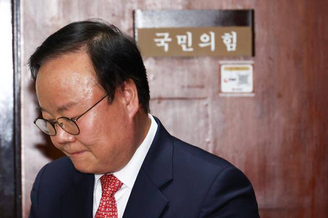 김문수 국민의힘 대통령 후보 대리인인 김재원 비서실장이 9일 서울 여의도 국회에서 열린 한덕수 무소속 대선 예비후보 대리인 측과의 단일화 협상 관련 회동을 굳은 표정을 하고 있다. 뉴스1