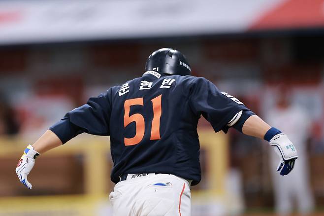 <yonhap photo-7172="">(서울=연합뉴스) 신현우 기자 = 9일 서울 고척스카이돔에서 열린 프로야구 2025 신한 SOL 뱅크 KBO리그 한화 이글스와 키움 히어로즈의 경기. 9회초 2사 한화 문현빈이 솔로 홈런을 치고 베이스를 돌며 독수리 세리머니를 하고 있다. 2025.5.9 nowwego@yna.co.kr/2025-05-09 21:40:39/ <저작권자 ⓒ 1980-2025 ㈜연합뉴스. 무단 전재 재배포 금지, AI 학습 및 활용 금지></yonhap>