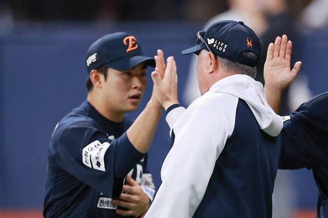 <yonhap photo-7301="">(서울=연합뉴스) 신현우 기자 = 9일 서울 고척스카이돔에서 열린 프로야구 2025 신한 SOL 뱅크 KBO리그 한화 이글스와 키움 히어로즈의 경기. 7-5로 승리하며 26년 만에 10연승을 달성한 한화 김경문 감독이 문현빈과 하이파이브하고 있다. 2025.5.9 nowwego@yna.co.kr/2025-05-09 22:02:24/ <저작권자 ⓒ 1980-2025 ㈜연합뉴스. 무단 전재 재배포 금지, AI 학습 및 활용 금지></yonhap>