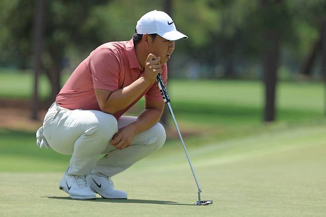<yonhap photo-0744=""> MYRTLE BEACH, SOUTH CAROLINA - MAY 09: Tom Kim of South Korea lines up a putt on the tenth green during the second round of the ONEflight Myrtle Beach Classic 2025 at Dunes Golf & Beach Club on May 09, 2025 in Myrtle Beach, South Carolina. Jonathan Bachman/Getty Images/AFP (Photo by Jonathan Bachman / GETTY IMAGES NORTH AMERICA / Getty Images via AFP)/2025-05-10 05:00:11/ <저작권자 ⓒ 1980-2025 ㈜연합뉴스. 무단 전재 재배포 금지, AI 학습 및 활용 금지></yonhap>