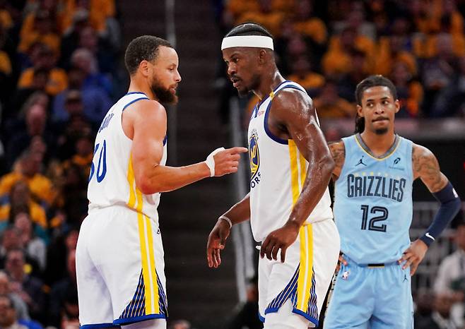 <yonhap photo-4860=""> Apr 15, 2025; San Francisco, California, USA; Golden State Warriors guard Stephen Curry (30) talks with forward Jimmy Butler III (10) during a break in the action against the Memphis Grizzlies in the second quarter at the Chase Center. Mandatory Credit: Cary Edmondson-Imagn Images TPX IMAGES OF THE DAY/2025-04-16 17:56:03/ <저작권자 ⓒ 1980-2025 ㈜연합뉴스. 무단 전재 재배포 금지, AI 학습 및 활용 금지></yonhap>