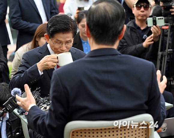 김문수 국민의힘 대통령 후보와 한덕수 무소속 대선 예비후보가 8일 오후 서울 여의도 국회 강변서재에서 후보 단일화 관련 회동을 하고 있다. [사진=곽영래 기자]