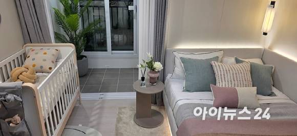 9일 인천 서구 청라동에 마련된 부천대장 A7 59㎡A타입 안방. [사진=이수현 기자]