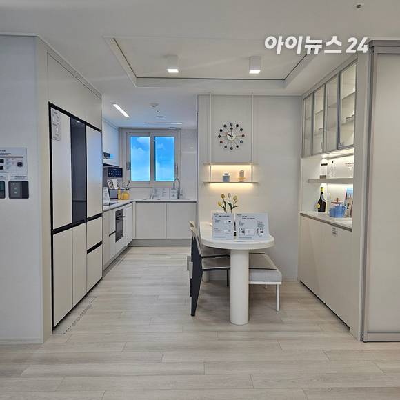 고척 푸르지오 힐스테이트 견본주택 내 전용 59㎡B 타입 부엌 전경. 2025.05.09 [사진=이효정 기자 ]