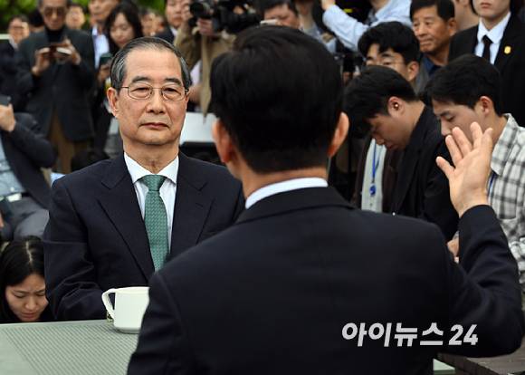 김문수 국민의힘 대통령 후보와 한덕수 무소속 대선 예비후보가 8일 오후 서울 여의도 국회 강변서재에서 후보 단일화 관련 회동을 하고 있다. [사진=곽영래 기자]