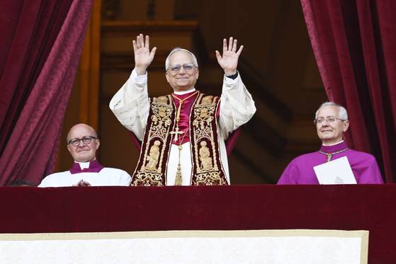 레오 14세 교황이 바티칸의 성 베드로 성당 앞 광장에 운집한 군중을 향해 첫 인사를 하고 있다. UPI=연합뉴스
