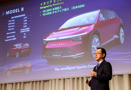 세키 준 폭스콘 전기차 최고전략책임자(CSO)가 지난달 일본 도쿄에서 전기차 전략 설명회를 열고 자사의 전기차 모델을 소개하는 모습. 로이터=연합뉴스