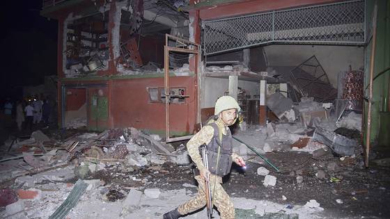 파키스탄령 카슈미르의 주도이자 최대 도시인 무자파라바드 인근에서 7일(현지시간) 파키스탄 육군 병사가 인도의 미사일 공격으로 피해를 본 건물을 살펴보고 있다. 이날 인도군은 테러리스트의 본거지를 공격한다는 이유로 파키스탄 지역 9곳을 공격했다. AP=연합뉴스