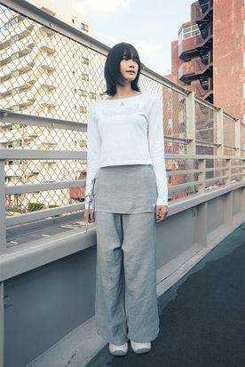 같은 소재의 치마와 바지를 매치한 ‘허그유어스킨’ 제품. [사진 각 브랜드]