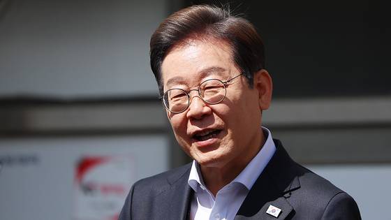 영남 신라벨트 골목골목 경청투어에 나선 더불어민주당 이재명 대선 후보가 10일 경남 창녕군 창녕공설시장을 찾아 즉흥 연설을 하고 있다. 연합뉴스