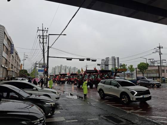 10일 전국농민회총연맹 전봉준투쟁단이 서울 금천구의 한 대로를 점거한 모습. 김성진 기자
