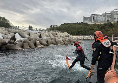 방파제에 빠진 60대 부부 구조. 사진 속초 해경