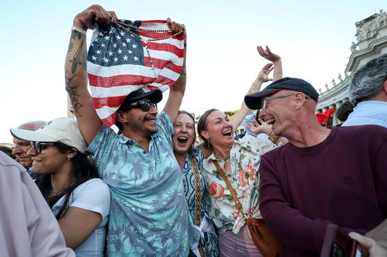 8일(현지시간) 가톨릭 역사상 처음으로 미국 출신의 교황이 탄생했다. 이날 바티칸 광장에서 미국인 신도들이 교황 탄생을 기뻐하고 있다. [로이터=연합뉴스]