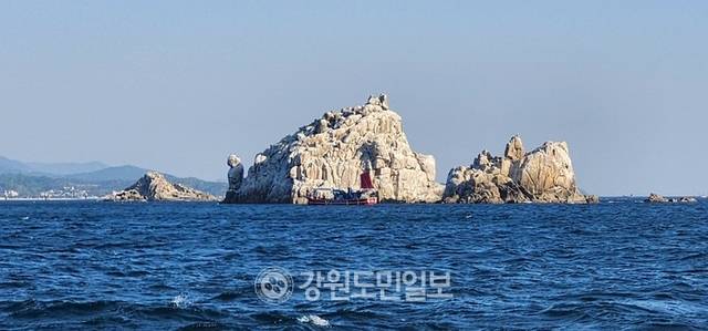 ▲ 최북단 고성군 죽왕면 문암1리 항구에서 출발하면 보이는 백도는 주요 배낚시 포인트로 인기를 끌고 있다.