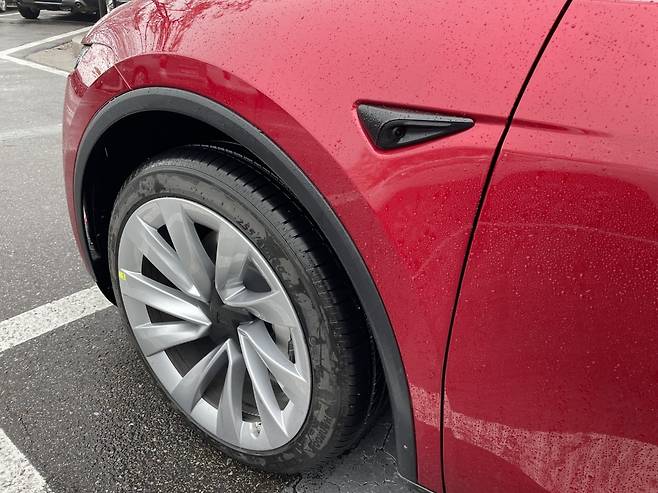 새 모델Y 휀더 부분에 장착된 카메라. 붉은색 렌즈는 테슬라가 자체 개발한 자율주행 컴퓨터 AI4가 장착됐음을 보여준다. /백수전 기자