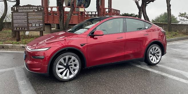 경기도 파주시 오두산 통일전망대에 주차한 테슬라 모델Y 주니퍼. 지난달 국내 공식 출시했다. /백수전 기자