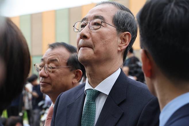 한덕수 무소속 대선 예비후보가 8일 서울 국회 사랑재에 위치한 커피숍에서 국민의힘 김문수 대선후보와 후보 단일화 관련 회동을 마친 후 생각에 잠겨 있다. /사진=뉴스1