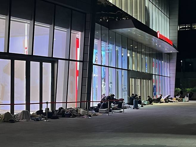 지난 5일 새벽부터 서울 잠실 '포켓몬타운 2025 위드 롯데' 입장을 위해 밤샘 대기 중인 이들 수십 명이 줄지어 있다. 오전 10시30분 개장까지 최대 15~16시간씩 기다리기도 한다. 사진=독자 제공