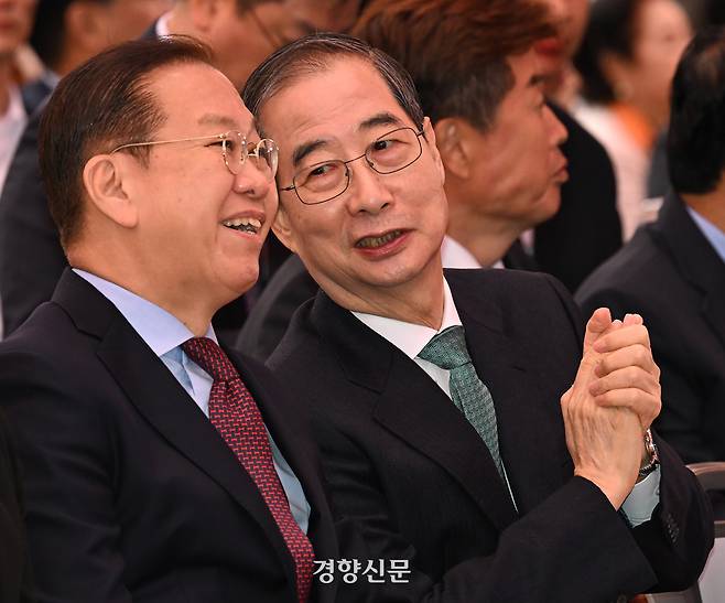 한덕수 무소속 대선 예비후보와 권영세 국민의힘 비대위원장(왼쪽)이 지난 5일 서울 종로구 조계사에서 열린 불기 2569년 부처님오신날 봉축법요식에서 대화를 하고 있다. 대통령실사진기자단