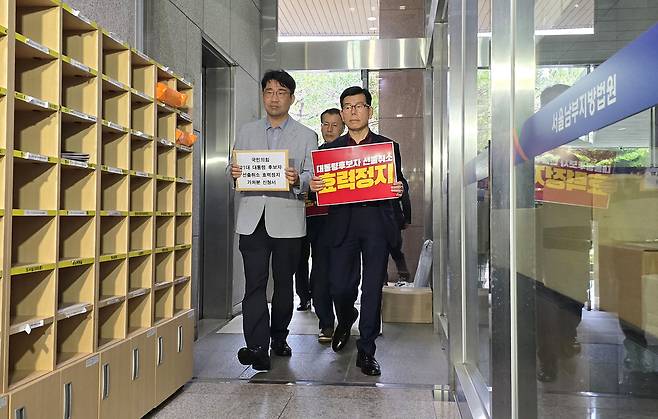 국민의힘 김문수 대선 후보 캠프 측 원영섭 변호사(왼쪽), 장영하 변호사가 10일 서울 양천구 서울남부지방법원에 당의 대선 후보 선출 취소 의결에 대한 효력정지 가처분 신청을 하고 있다. 김문수 후보 캠프 제공