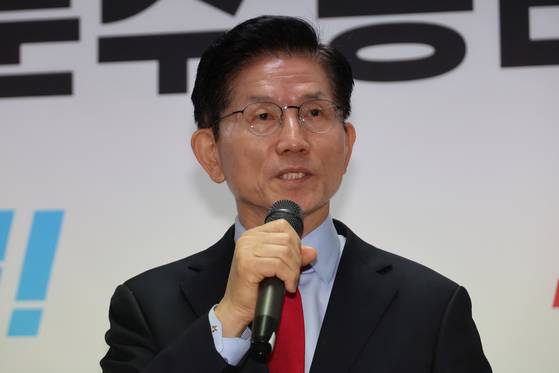 People Power Party presidential candidate Kim Moon-soo holds an emergency press conference at his campaign office in Yeouido, western Seoul, on May 10, expressing his position on the party leadership’s unprecedented move to replace its nominee. [YONHAP]
